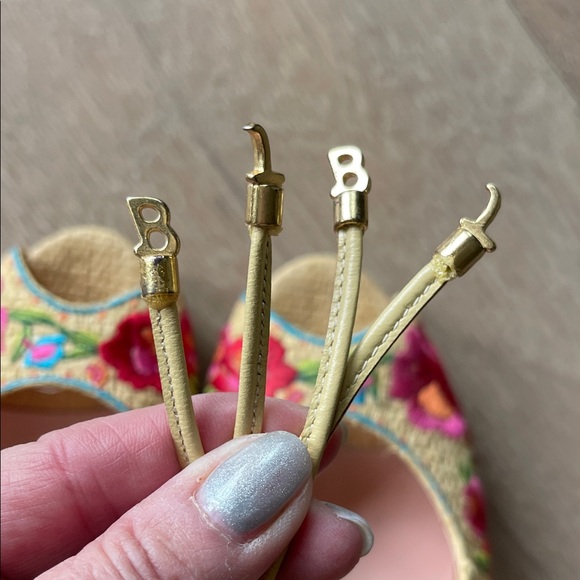 Betsy Johnson Floral Embroidered straw Peep-Toe Heels - Picture 6 of 6